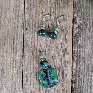 Jewelry natural stone pendant and earrings set.
